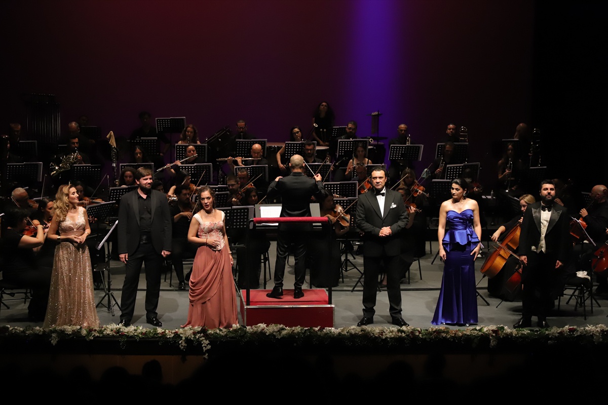 Samsun Devlet Opera ve Balesi \'Gala Konseri\'ni sanatseverlerle buluşturdu