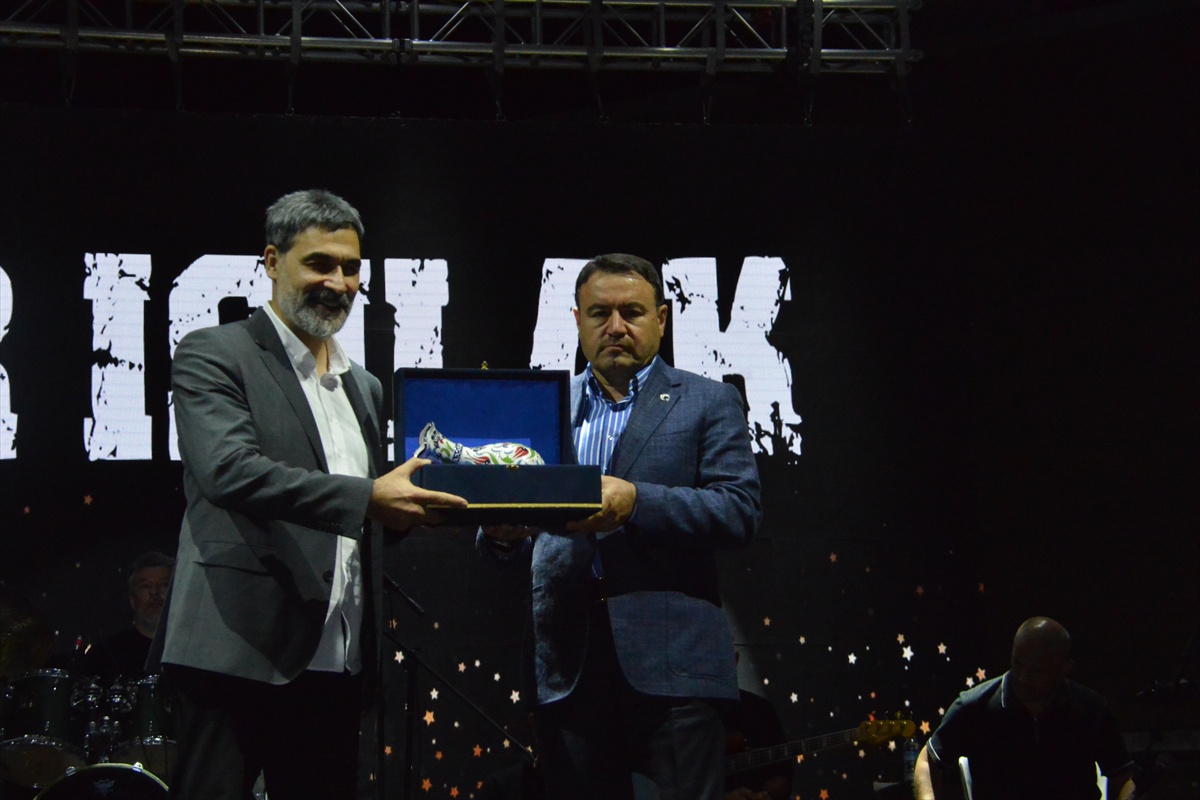 Uğur Işılak Kütahya\'da sahnede Aşık Veysel eserlerini seslendirdi