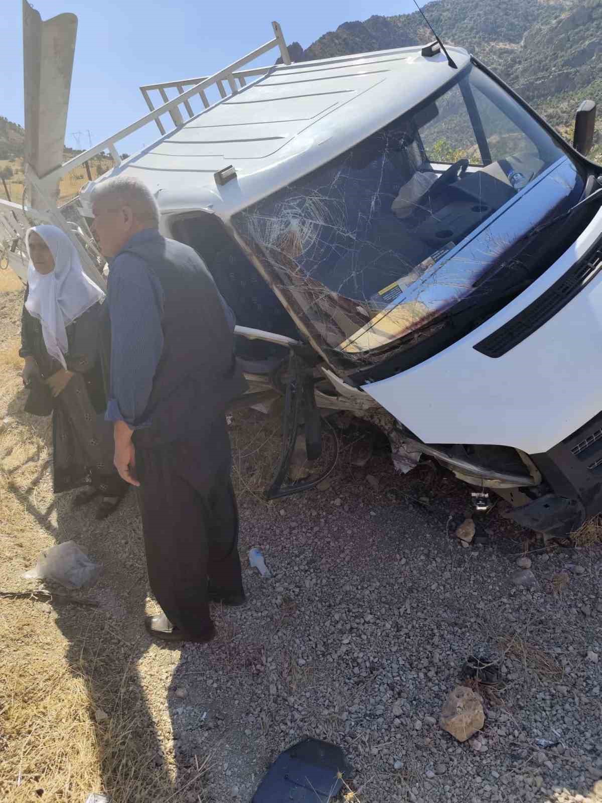 Siirt Eruh'ta hafif ticari araç ile kamyonet çarpıştı, 4 kişi yaralandı