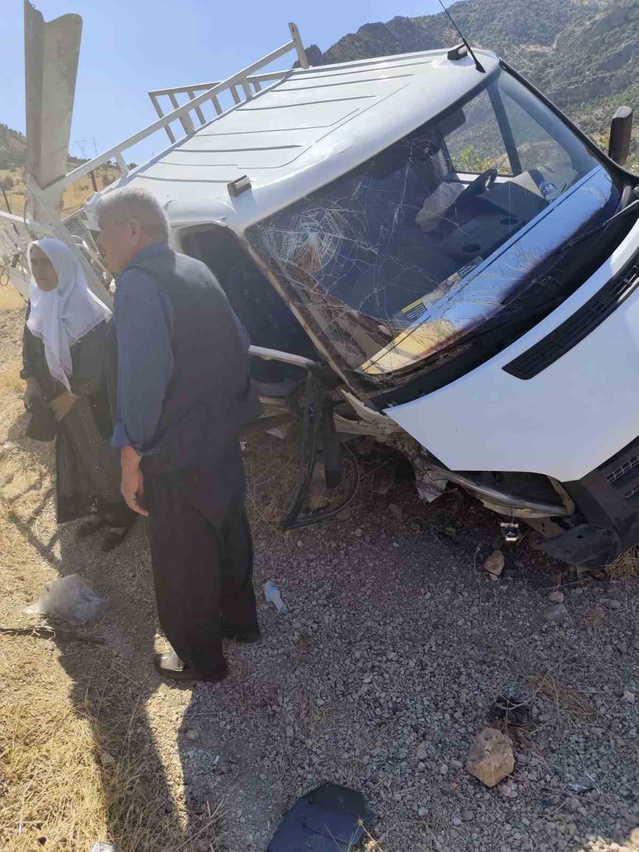 Siirt Eruh'ta hafif ticari araç ile kamyonet çarpıştı, 4 kişi yaralandı