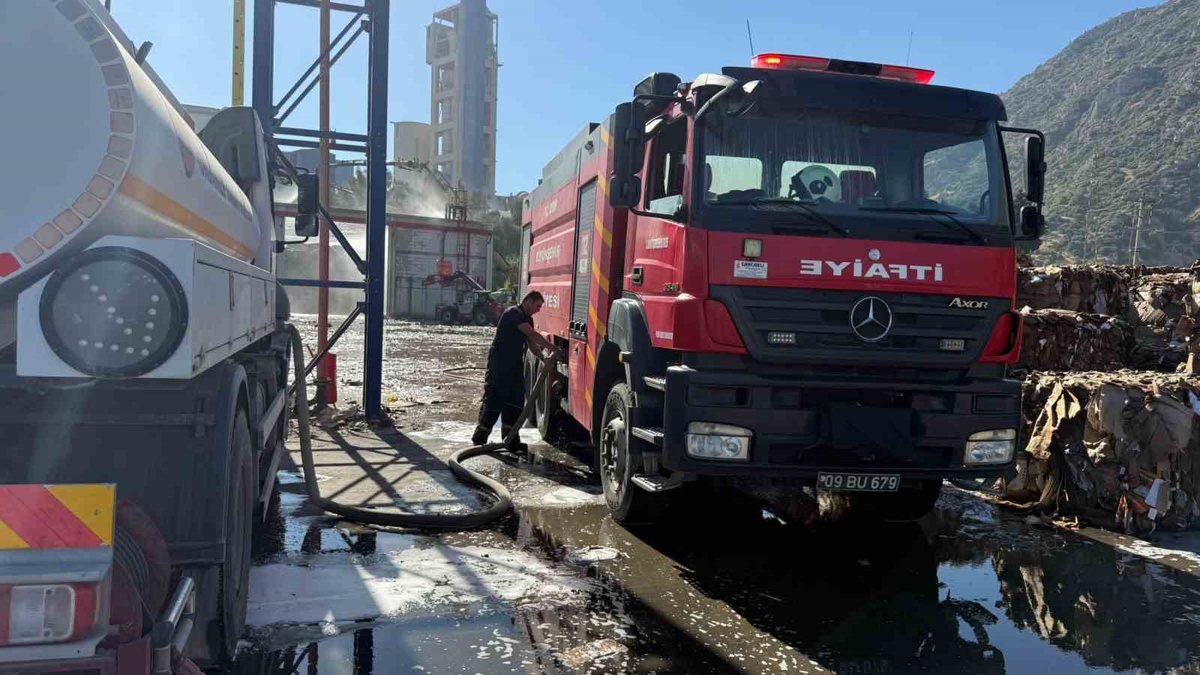 Söke\'deki KİPAŞ Kağıt Fabrikası yangını kontrol altına alındı