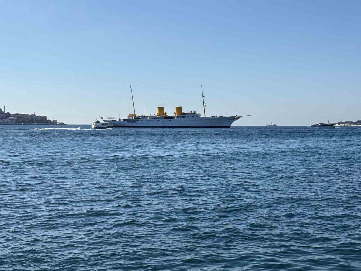 TCG Savarona eğitim gemisi Dolmabahçe açıklarında demirledi