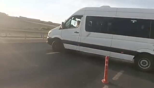 Tekirdağ Çorlu'da minibüs şoförü yasak dönüşte motosikletlinin tepkisiyle geri adım attı