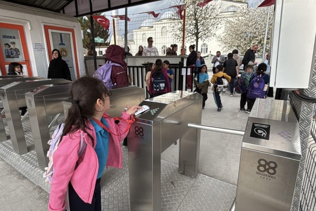 Bir okula daha turnike kuruldu: Öğrenciler artık kart basarak girecek