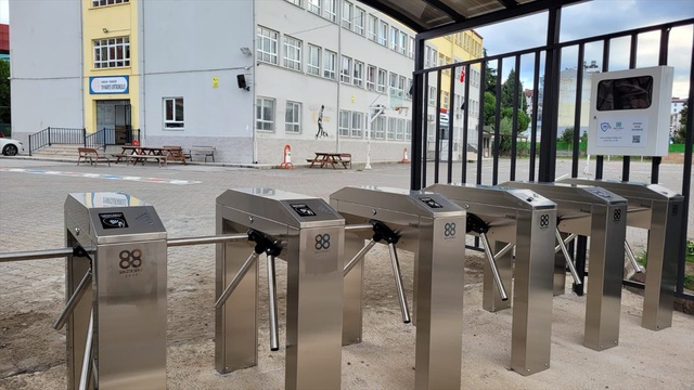 Bir okula daha turnike kuruldu: Öğrenciler artık kart basarak girecek