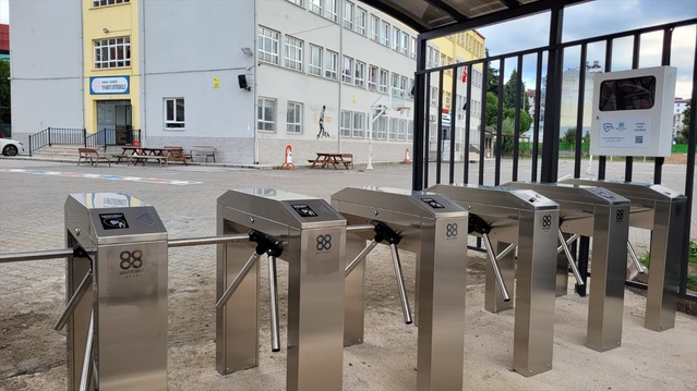 Tekkeköy'de 19 Mayıs Ortaokulu'na öğrenci güvenliği için kartlı turnike kuruldu