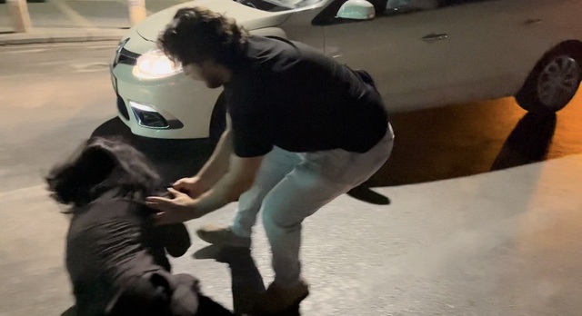 Ortalığı birbirine kattı! Ters yola girip gazetecilere tükürdü, polis aracına saldırdı
