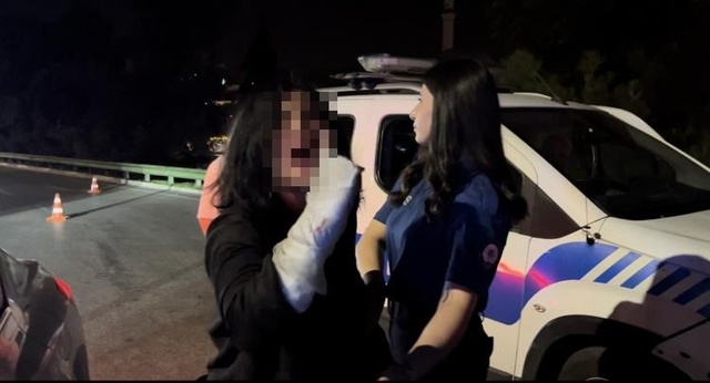 Ortalığı birbirine kattı! Ters yola girip gazetecilere tükürdü, polis aracına saldırdı