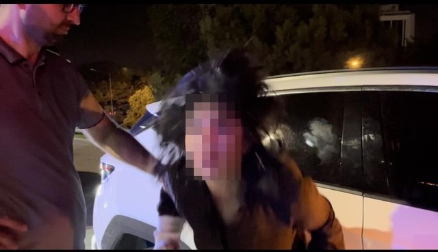 Ortalığı birbirine kattı! Ters yola girip gazetecilere tükürdü, polis aracına saldırdı