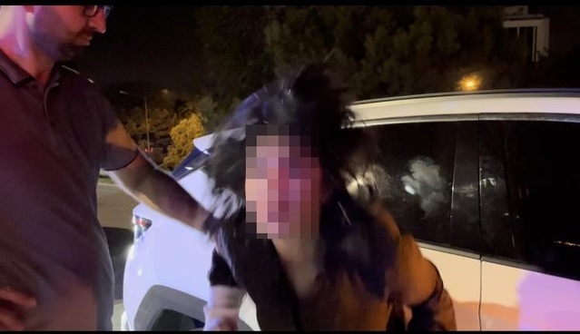 Bursa'da ters yöne giren kadın sürücü polise direndi, gazetecilere tükürdü