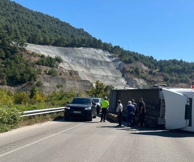 Tokat Niksar'da devrilen tırın sürücüsü yaralandı
