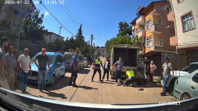 Türk polisi, yolda yürürken kalp krizi geçiren adamın hayatını böyle kurtardı
