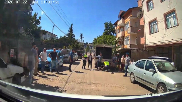 Türk polisi, yolda yürürken kalp krizi geçiren adamın hayatını böyle kurtardı