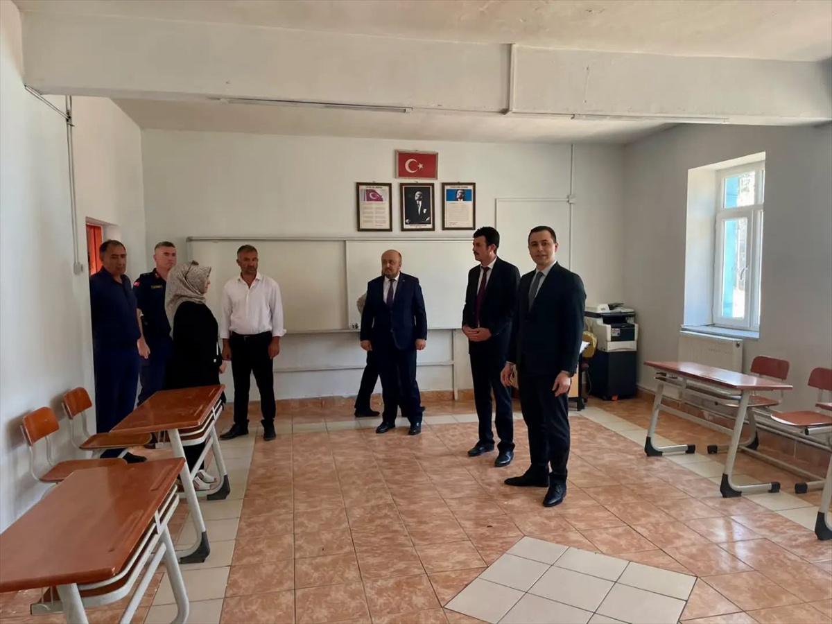 Ulaş Kaymakamı Avcı Karacalar köyünde öğrencilere hediye verdi