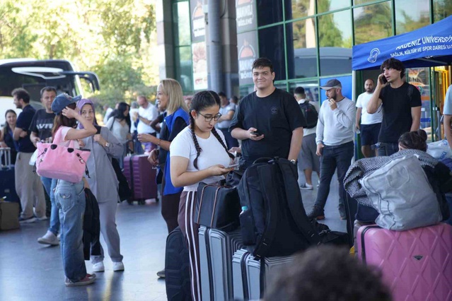 Antalya'ya gelen üniversitelilere otogar ve havalimanında karşılama