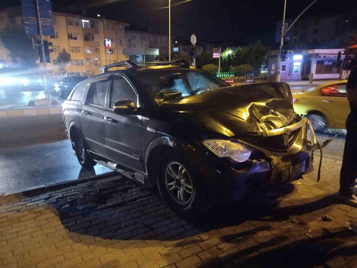 Üsküdar Bulgurlu\'da kamyonetle çarpışan hafif ticari araç devrildi, 1 kişi yaralandı