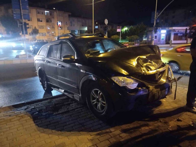 Üsküdar Bulgurlu'da kamyonetle çarpışan hafif ticari araç devrildi, 1 kişi yaralandı
