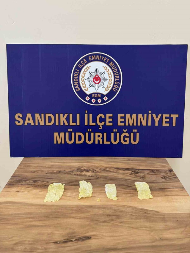 Afyonkarahisar Sandıklı'da 4 peçeteye emdirilmiş uyuşturucuyla yakalanan şahıs tutuklandı