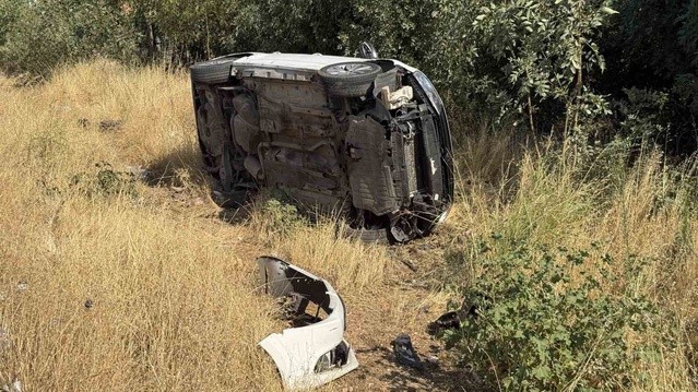 Diyarbakır Bağlar'da virajda devrilen otomobilde maddi hasar oluştu