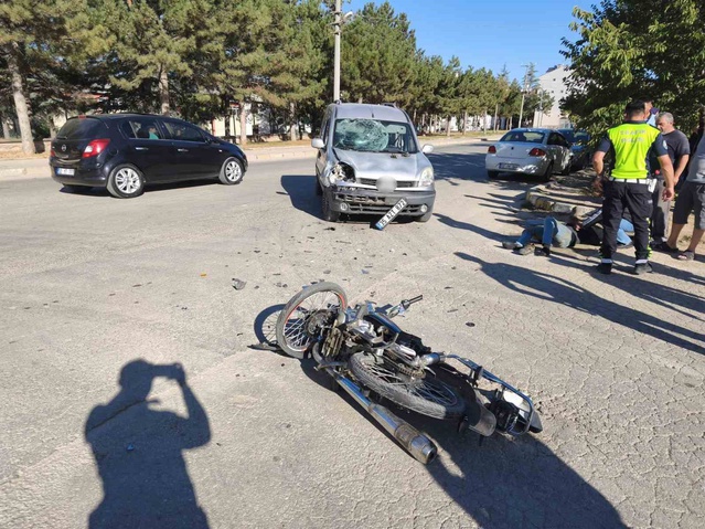 Yalvaç'ta otomobil ile motosiklet çarpıştı, motosiklet sürücüsü yaralandı