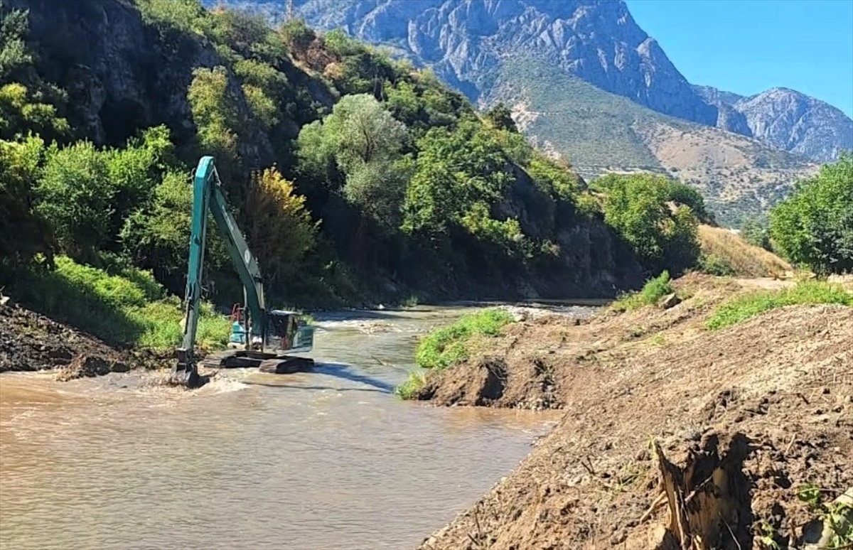 Amasya Ziyaret\'te Yeşilırmak ıslah çalışmaları taşkın riskine karşı sürüyor