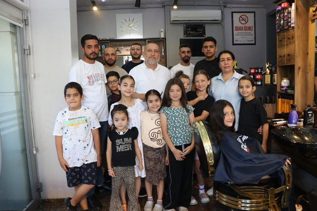 Kayseri'de kadın muhtar 7 yılda 5 bin çocuğu ücretsiz tıraş etti