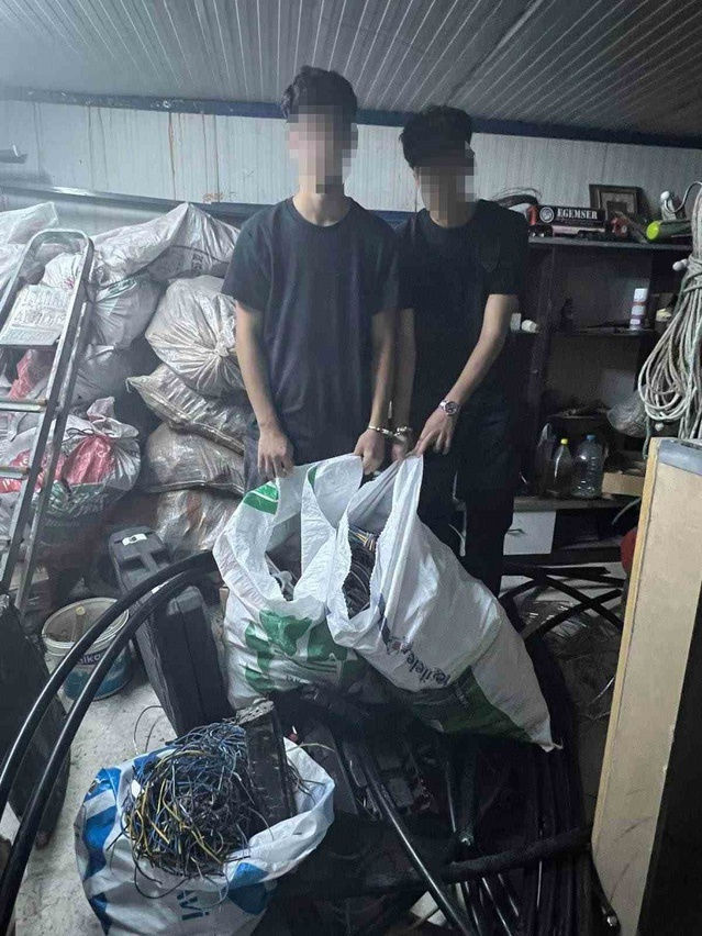 İzmir Aliağa'da inşaattan kablo çalan 3 şüpheli suçüstü yakalandı