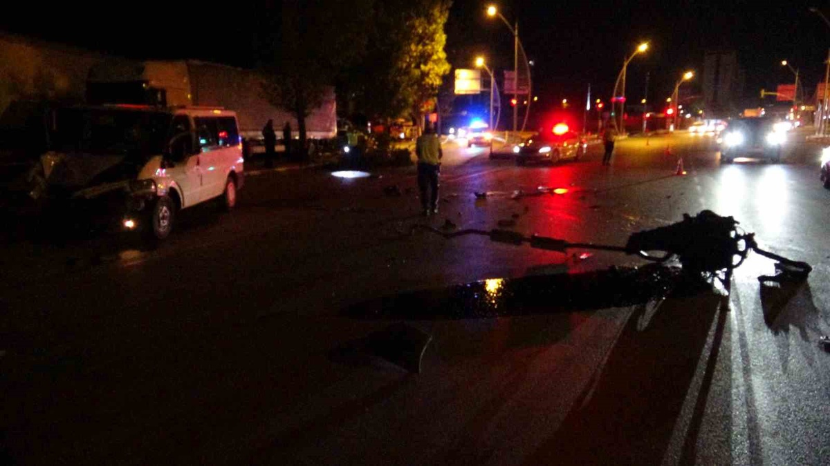 Malatya\'da minibüs kontrolden çıkıp ağaca çarptı, motoru yola savruldu