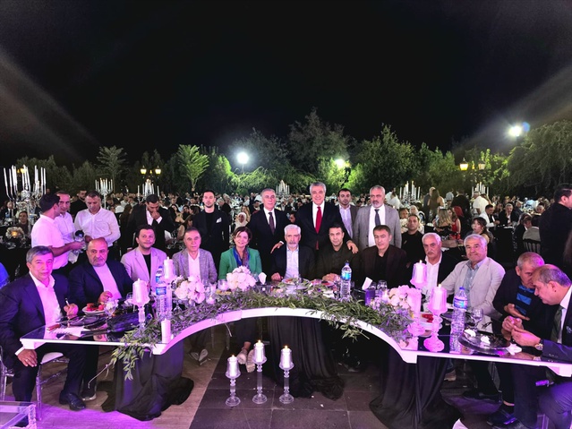 AK Partili vekiller Diyarbakır'da düğüne katıldı, halay çekti