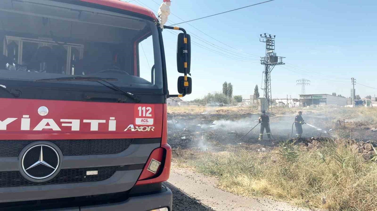 Aksaray\'da boş arazide çıkan yangında bir dönüm alan kül oldu