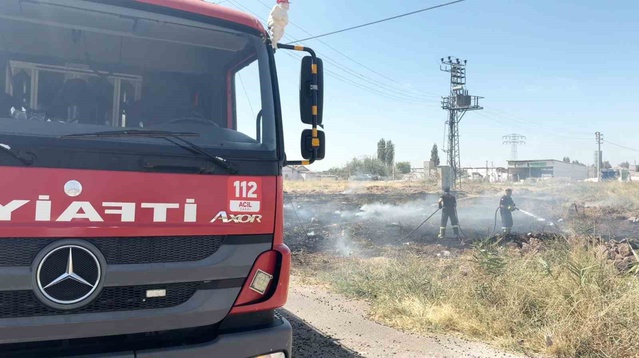 Aksaray'da boş arazide çıkan yangında bir dönüm alan kül oldu