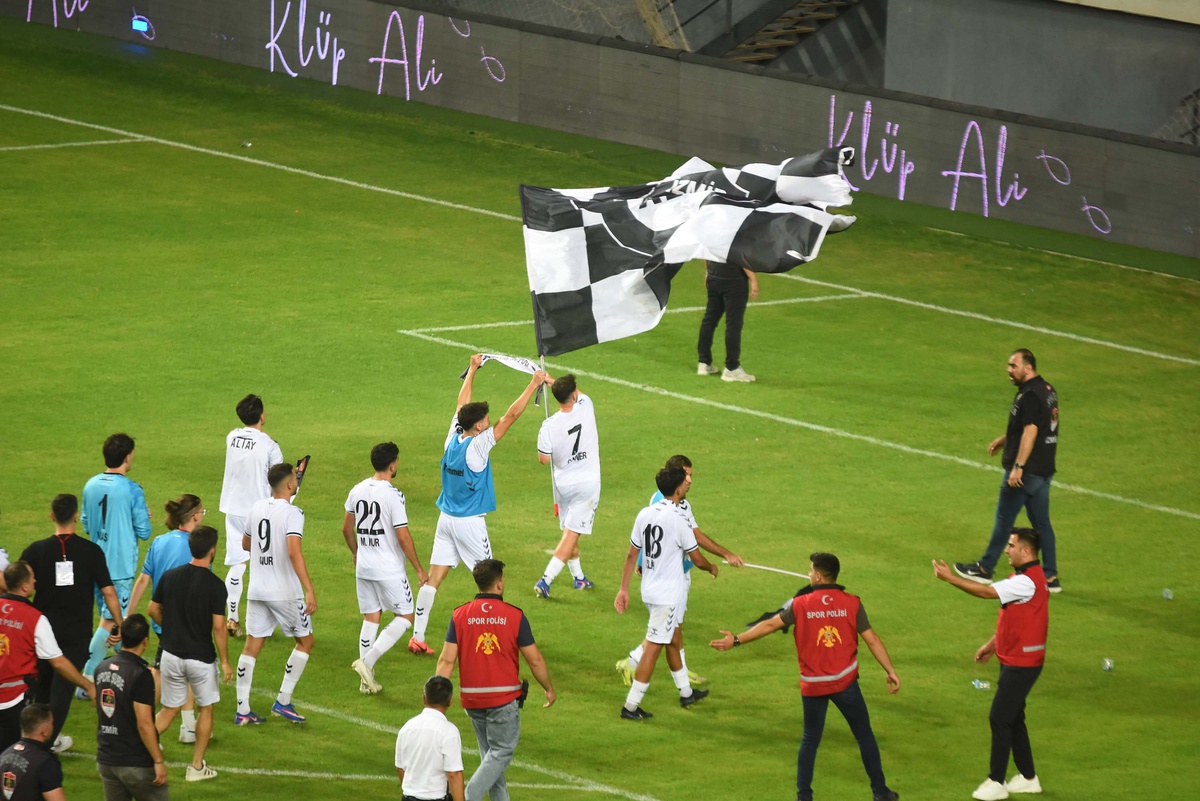 Altay, transfer yasağı ve yönetim krizine rağmen Karşıyaka derbisinden 1 puanla ayrıldı