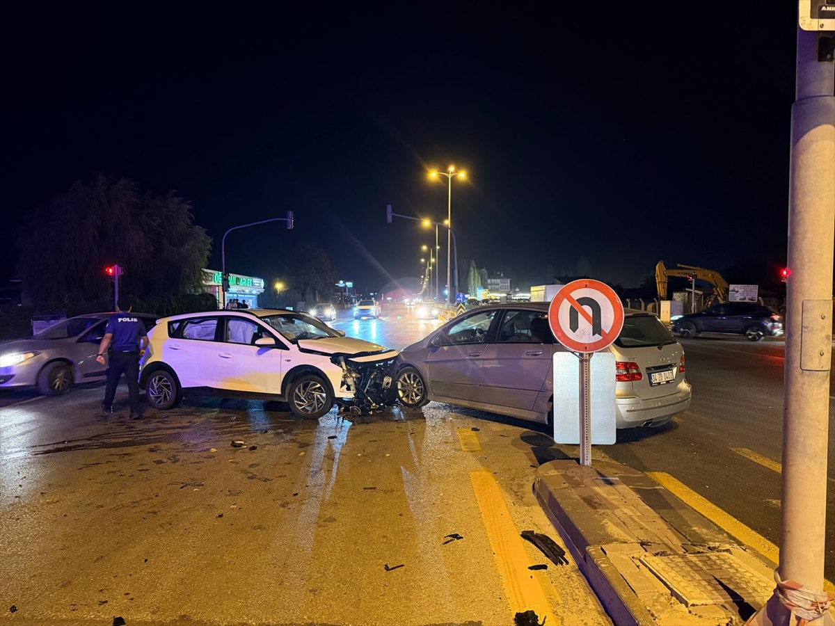 Ankara Çubuk'ta 3 otomobilin karıştığı zincirleme kazada 2 kişi yaralandı