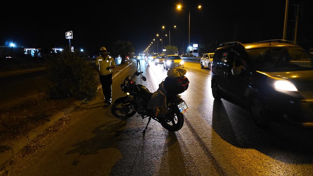 Manavgat'ta motosiklet yayaya çarptı, 2 kişi yaralandı