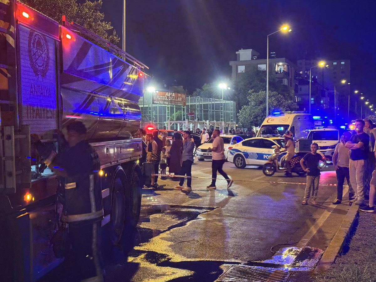 Antalya Kepez'de oto galeride çıkan yangın apartmana sıçradı, 4 araç zarar gördü
