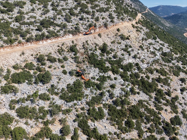 Antalya Akseki'de uçuruma devrilen iş makinesinin operatörü yaralandı