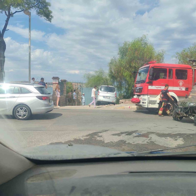 Ayvalık'ta kontrolden çıkan otomobil evin bahçesine girdi, sürücü sıyrıklarla kurtuldu