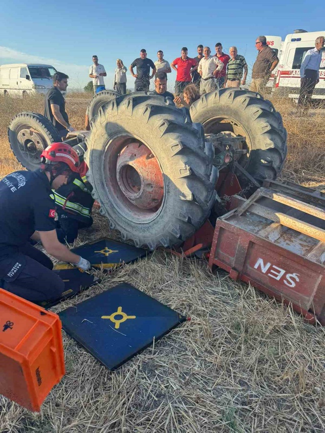 Balıkesir Altıeylül'de devrilen traktörün altında sıkışan sürücü kurtarıldı