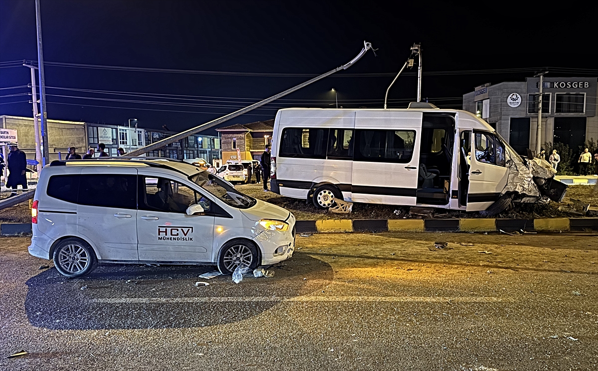 Bartın\'da düğün dönüşü kaza, 3\'ü çocuk 21 kişi yaralandı