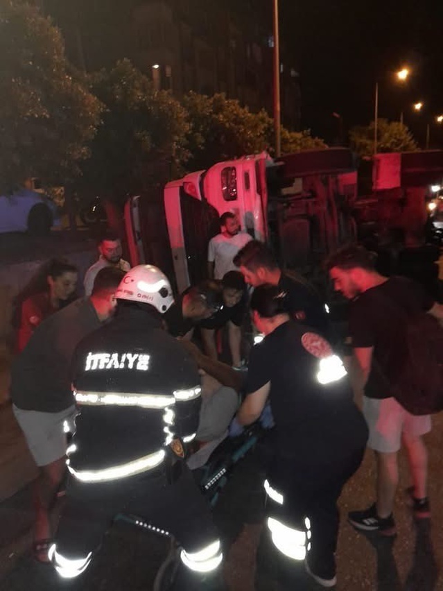 Hatay'ın Belen ilçesinde devrilen hafriyat kamyonunun sürücüsü yaralandı