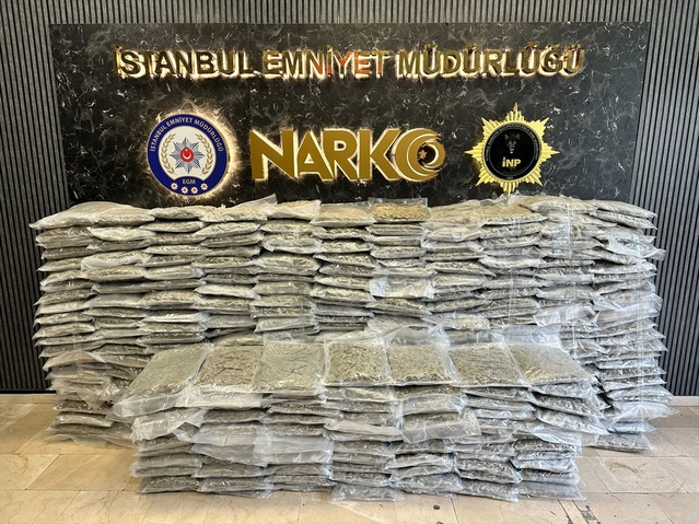 Beykoz'da iki araçta 409 kilo 600 gram skunk ele geçirildi, 3 zanlı gözaltına alındı