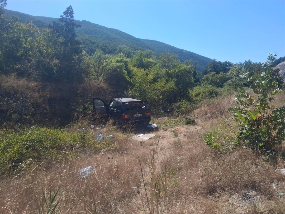 Bilecik Pazaryeri'nde otomobil şarampole takla attı, 1 kişi ağır yaralandı