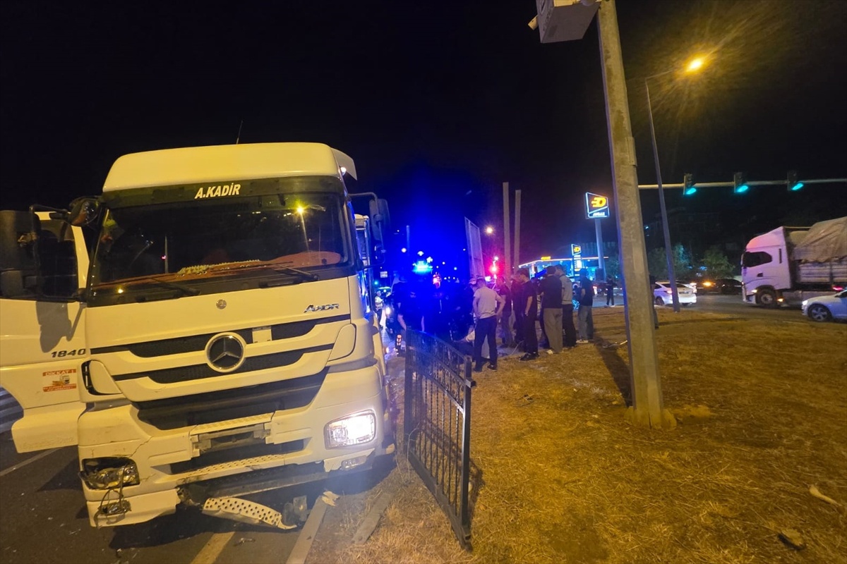 Bingöl\'de tır ile otomobil Gündoğdu Kavşağı\'nda çarpıştı, 5 kişi yaralandı