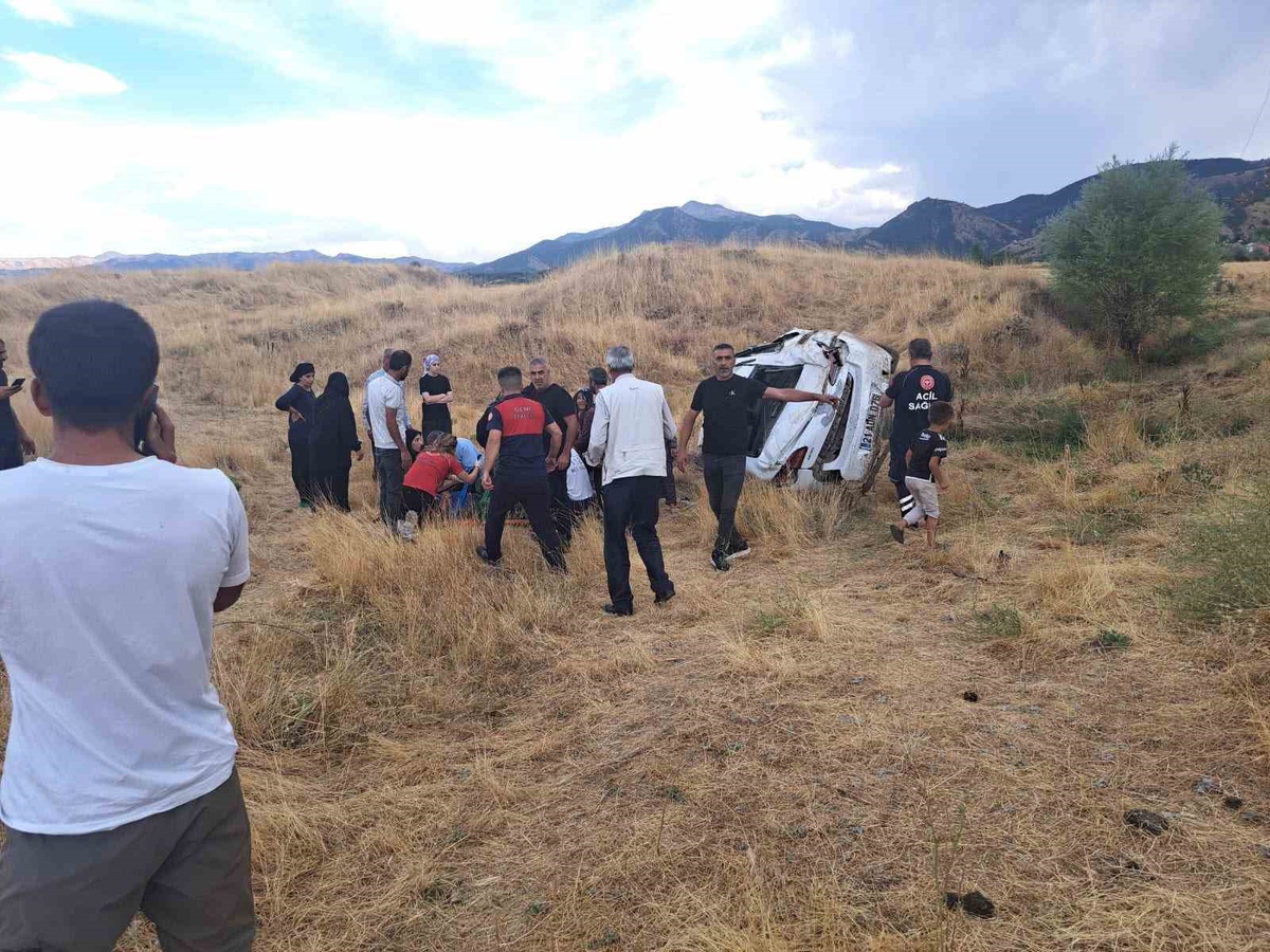 Bingöl\'ün Genç ilçesinde otomobil şarampole yuvarlandı, 4 kişi yaralandı