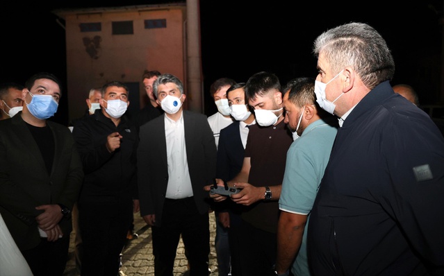 Bolu Gerede'deki geri dönüşüm deposunda yangın sonrası soğutma çalışması sürüyor