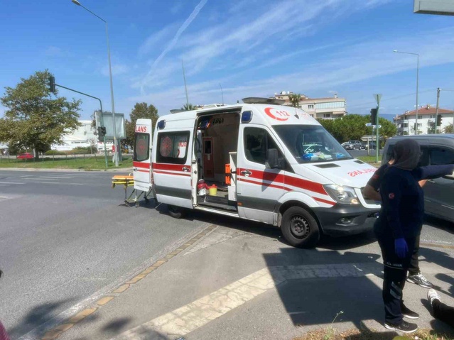 Bursa Mudanya'da kavşakta iki otomobil çarpıştı, hafif yaralı 1 kadın hastaneye kaldırıldı