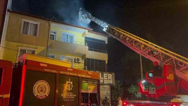 Kartepe'de çardaktan 3 katlı binaya sıçrayan yangın söndürüldü, 1 kişi yaralandı