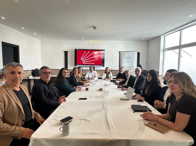 CHP'li Dinçer, Köln'de partililerle buluştu