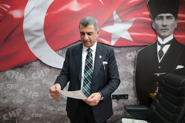CHP'li Erol, Özgür Özel'e tepki gösterdi, bürokratlara yönelik söylemleri eleştirdi
