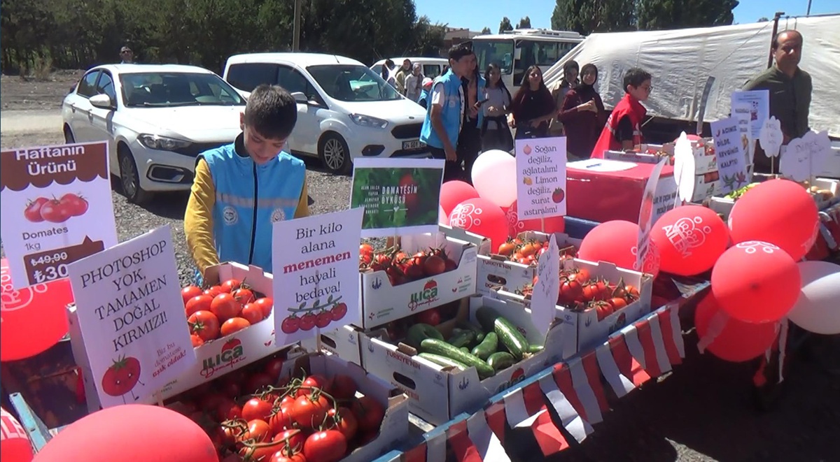 Erzurum\'da çocuklar termal serada hasat ettiği ürünleri pazarda sattı